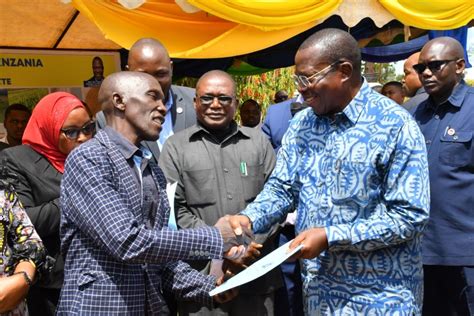 Dk. Mpango akabidhi tuzo wasafirishaji bora na salama kwa mabasi.